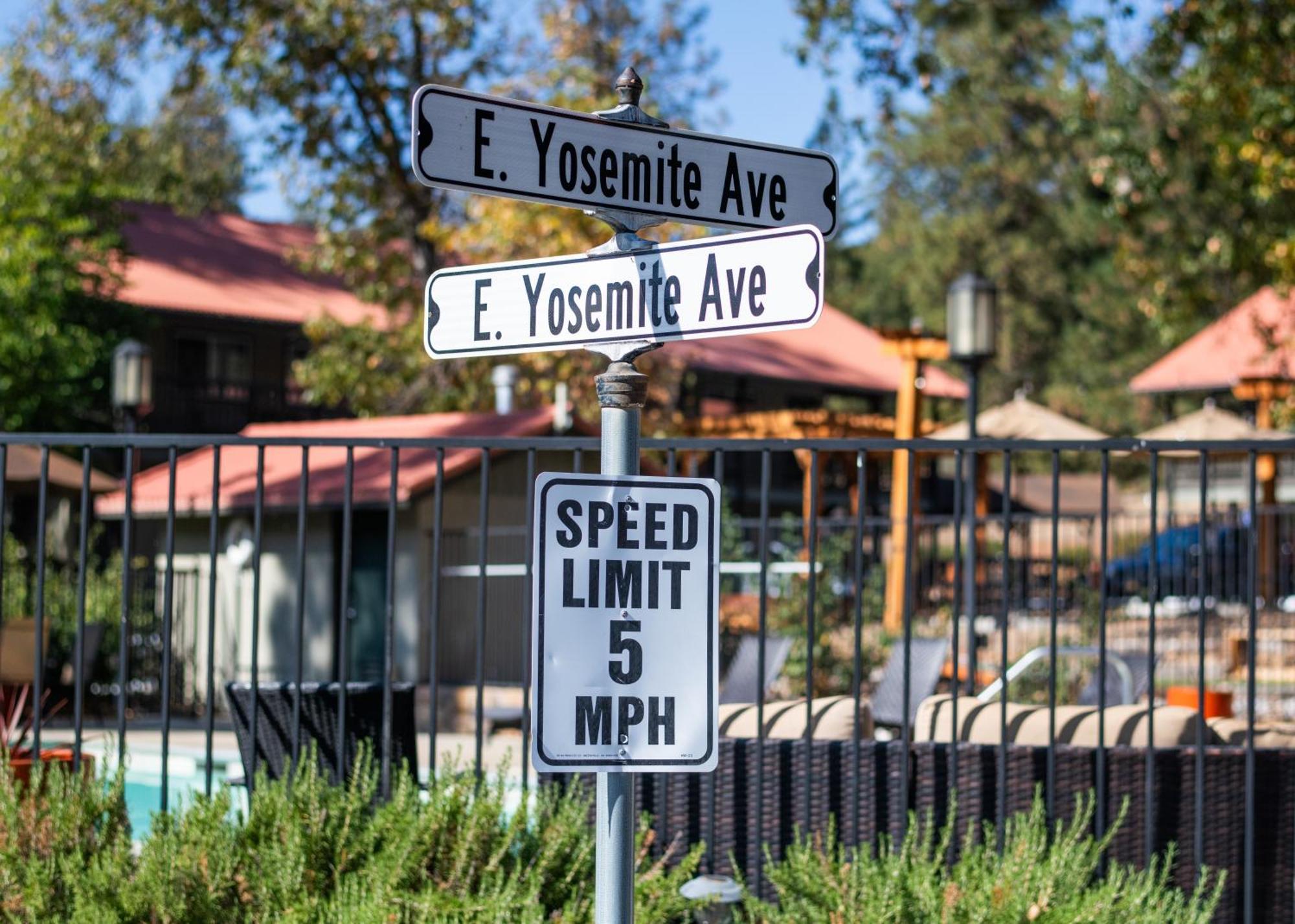 Yosemite Westgate Lodge Гроувланд Екстериор снимка